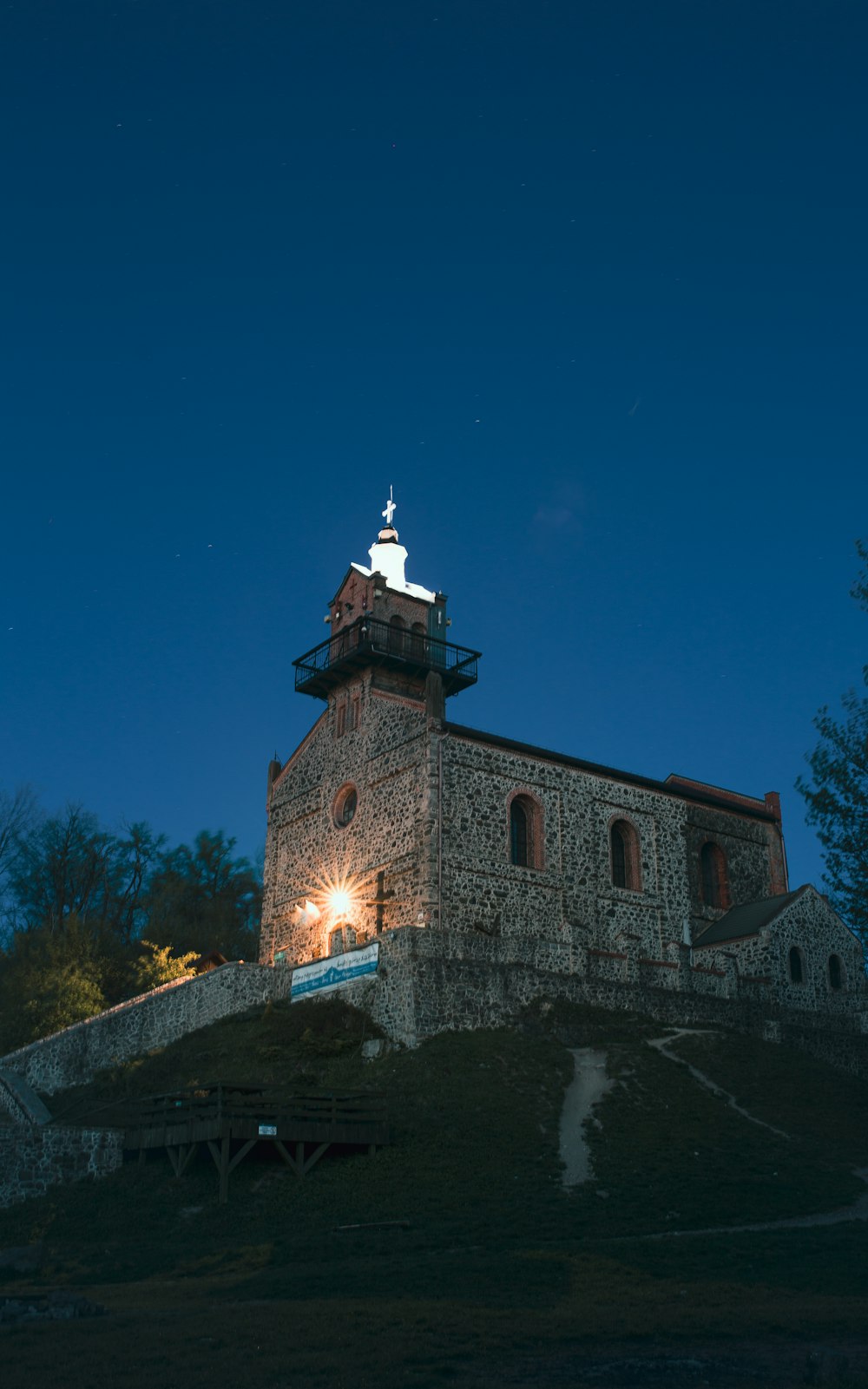 un edificio de piedra con una luz en la parte superior