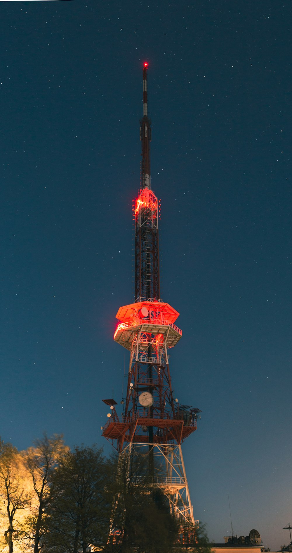 una torre muy alta con una luz roja en la parte superior
