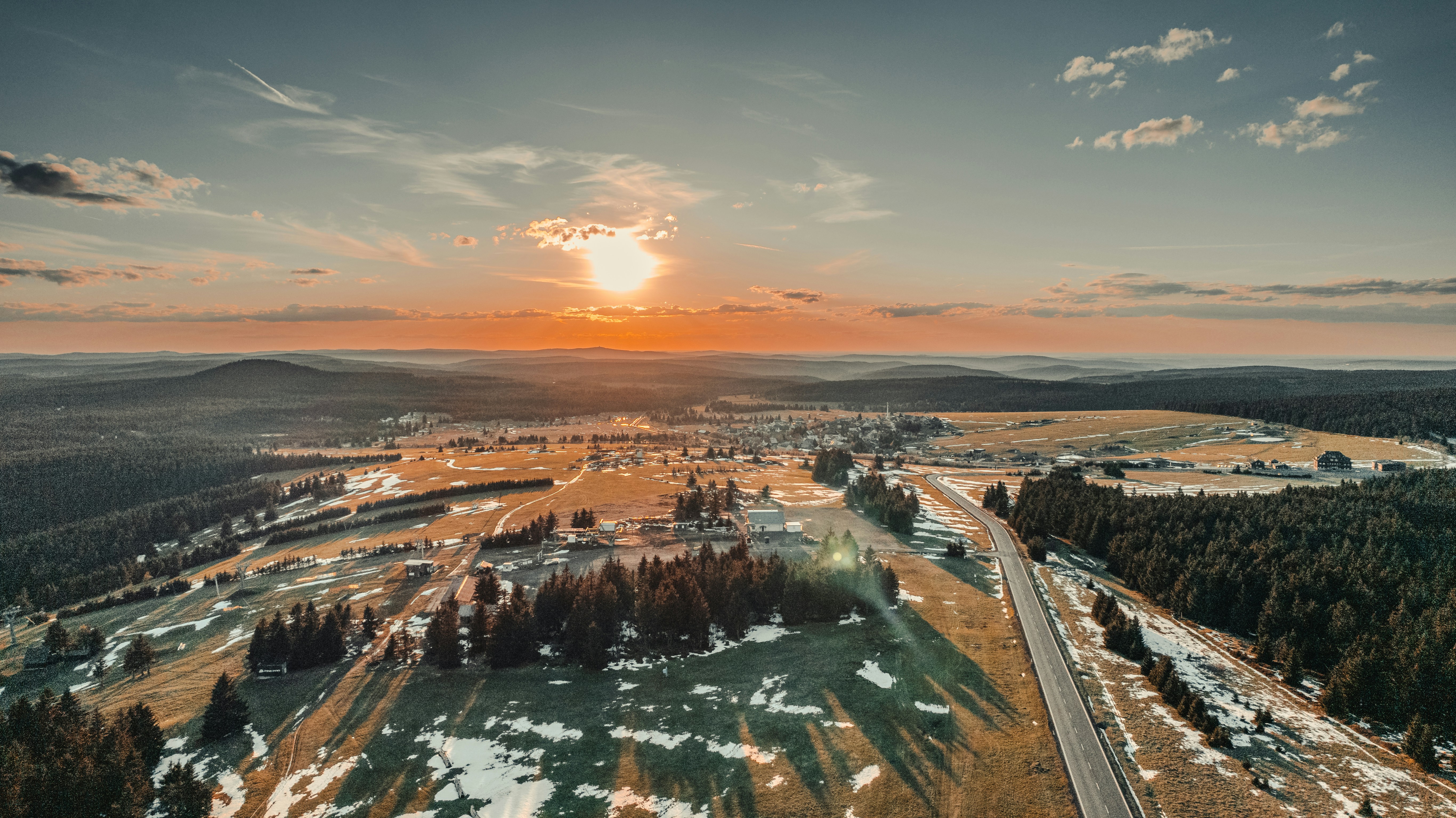 Il sole sta tramontando su una zona rurale