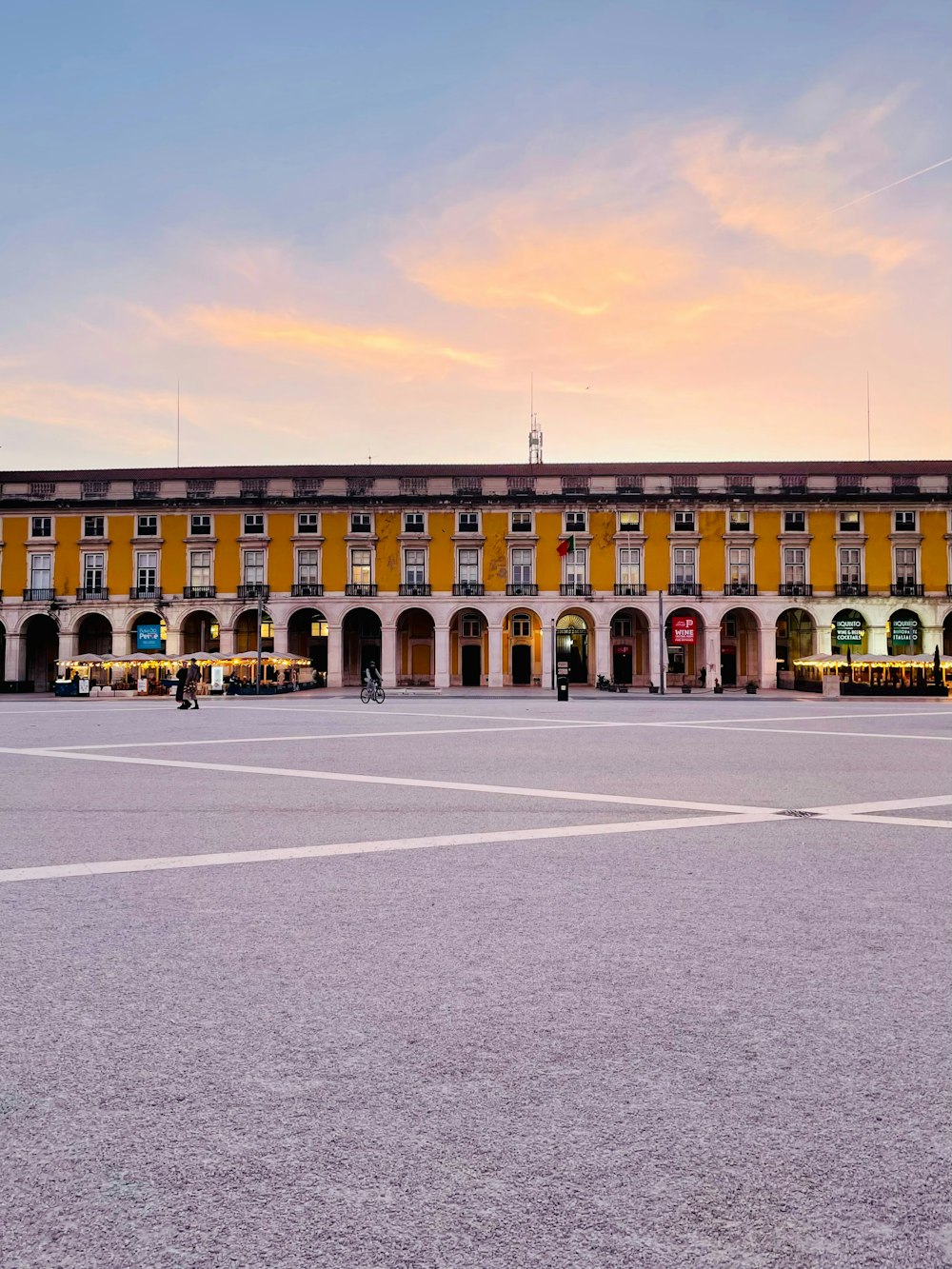 a large building with a lot of cars parked in front of it