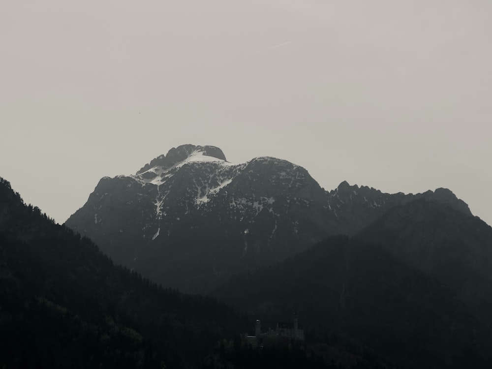 Una foto en blanco y negro de una cadena montañosa