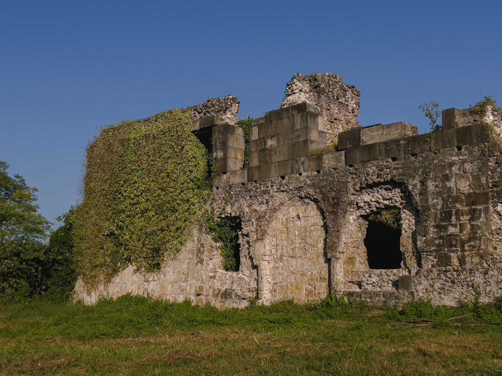 an old stone building with ivy growing on it