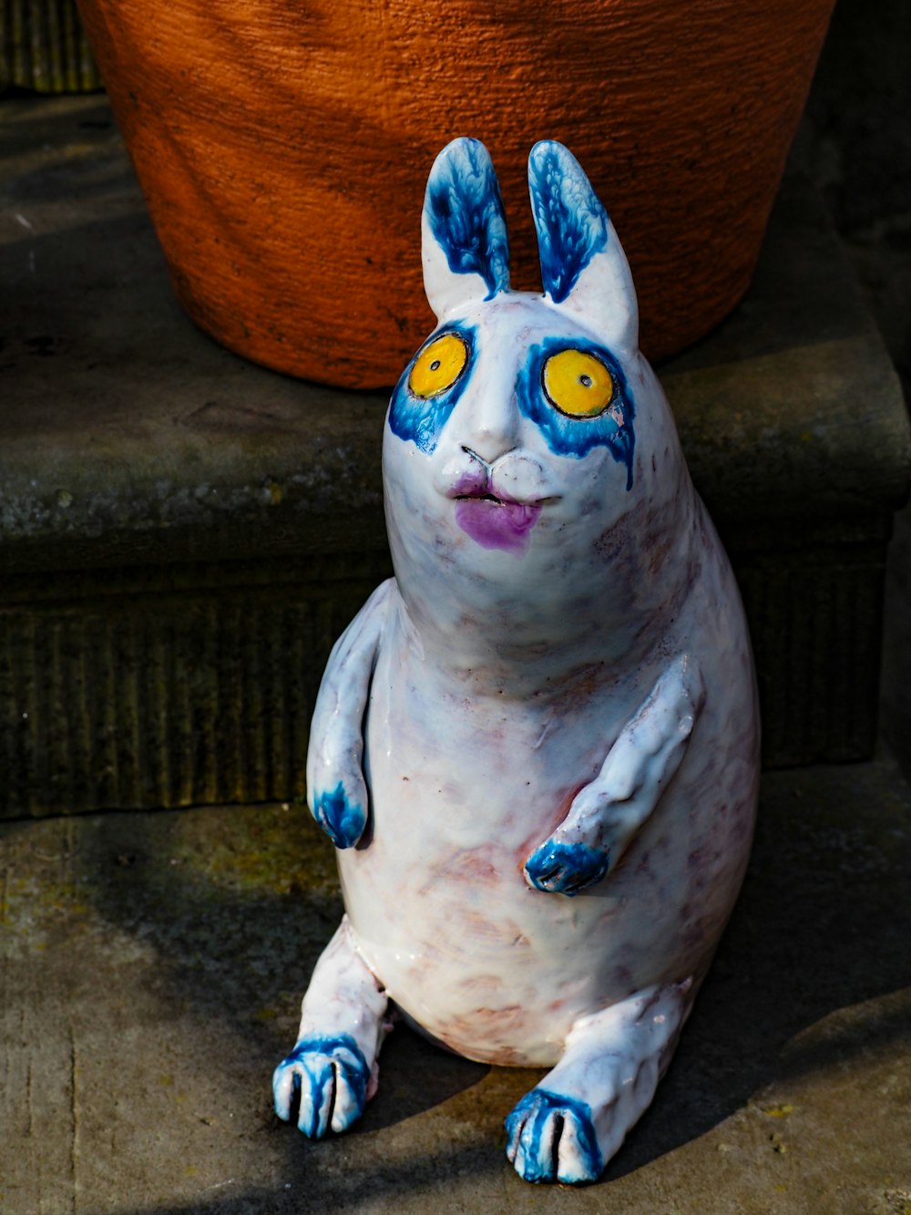 a statue of a cat with yellow eyes