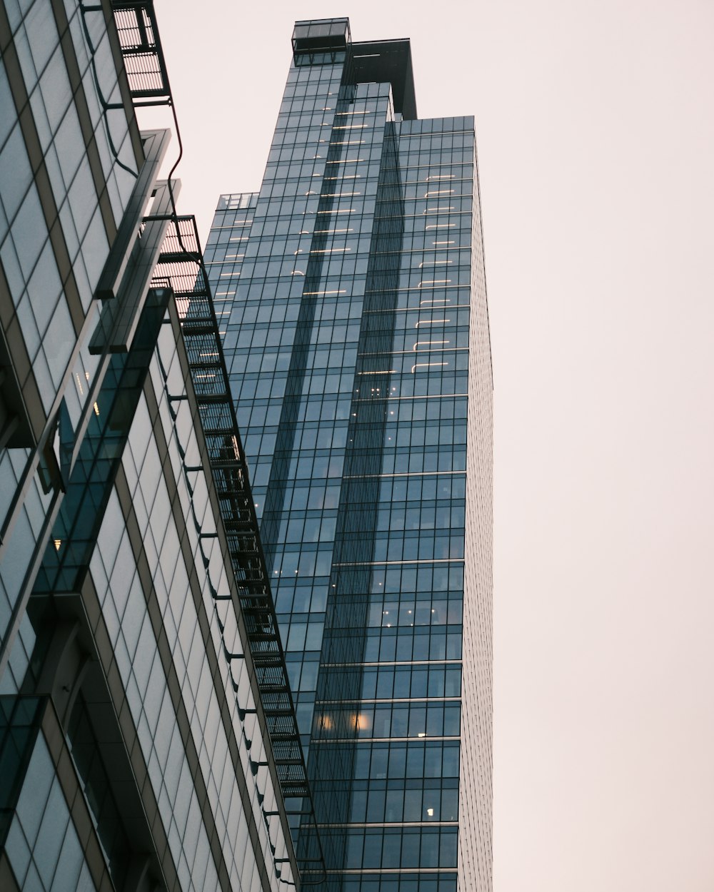 un edificio molto alto accanto a un edificio molto alto