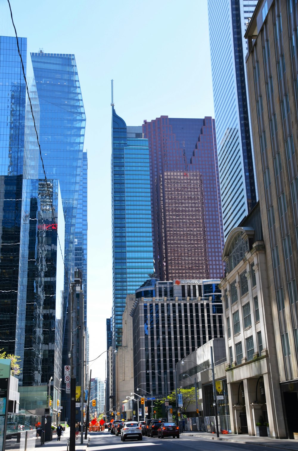 a city street filled with tall buildings and traffic