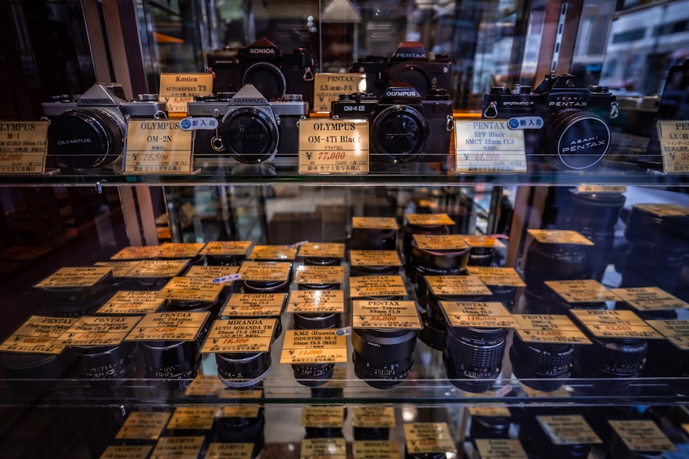 a display case filled with lots of different types of cameras