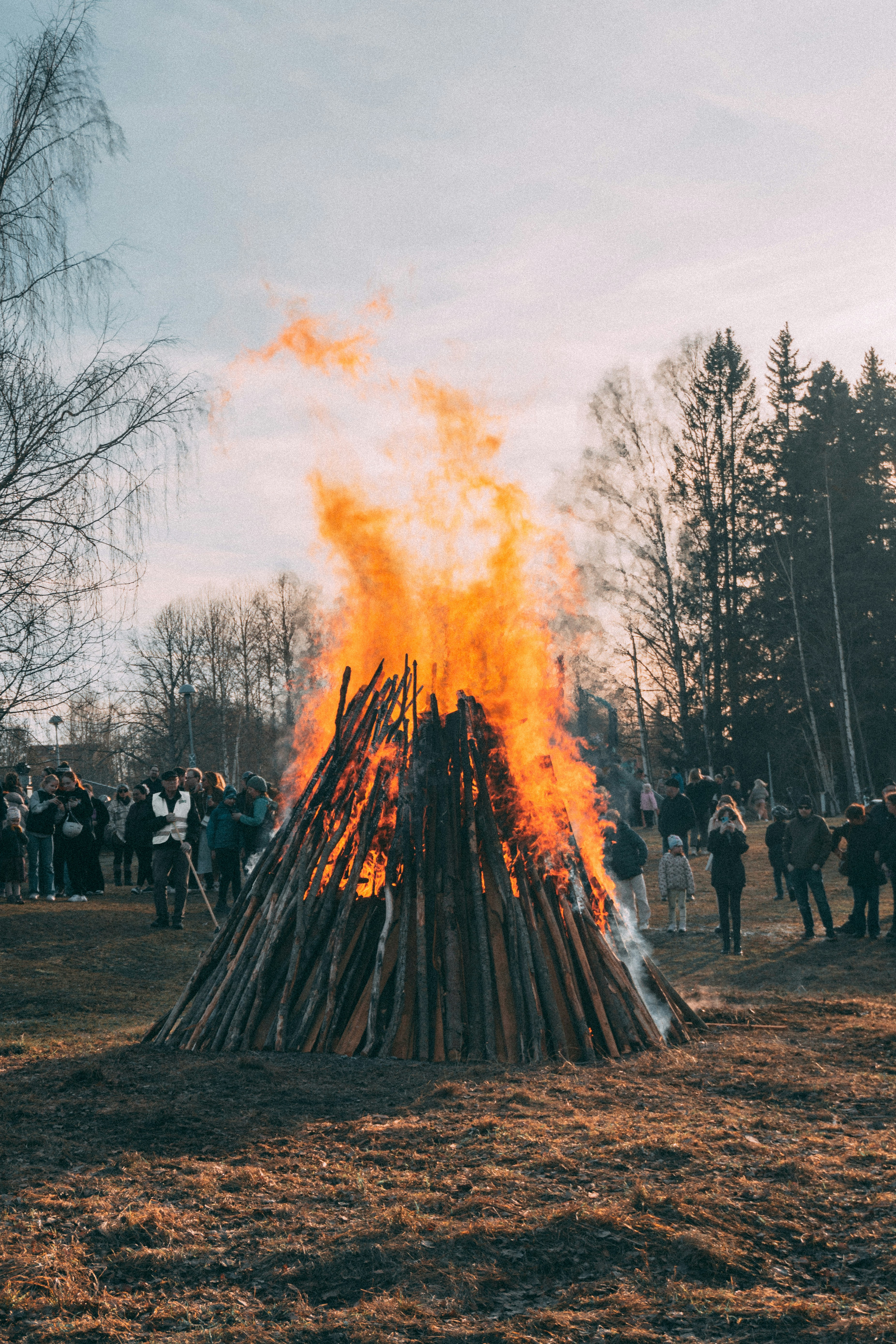 Knisperende vuren en bloemenkransen: zo viert Zweden het jaar