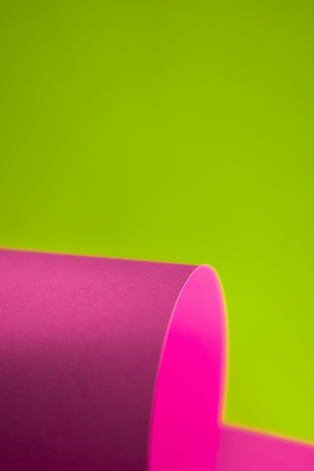 un primo piano di un tubo rosa su uno sfondo verde