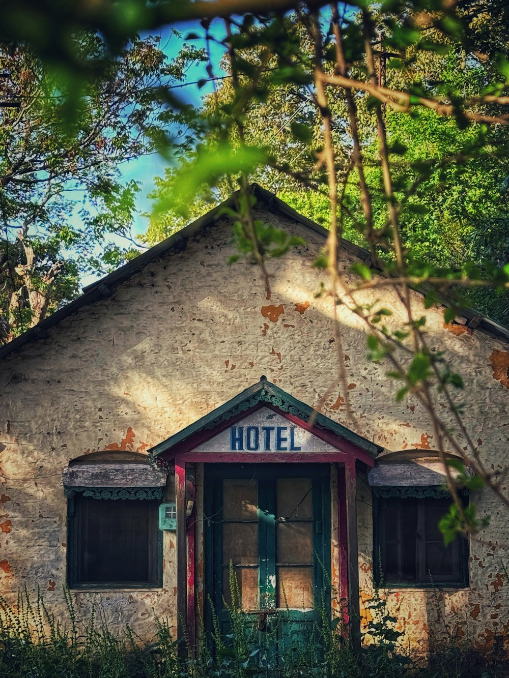 an old building with a sign that reads hotel