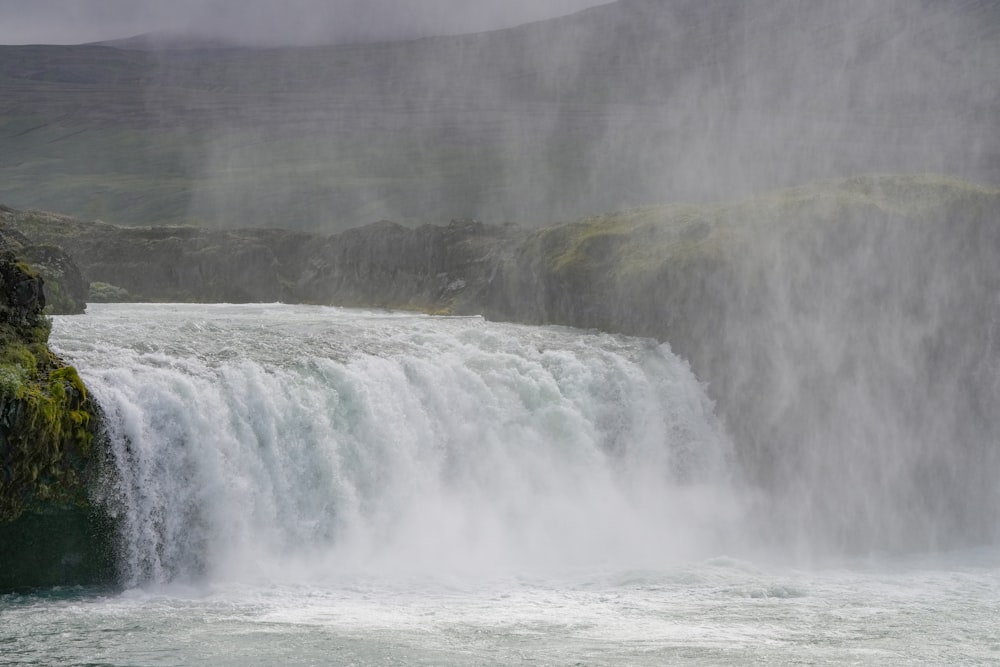 una gran cascada de la que sale agua