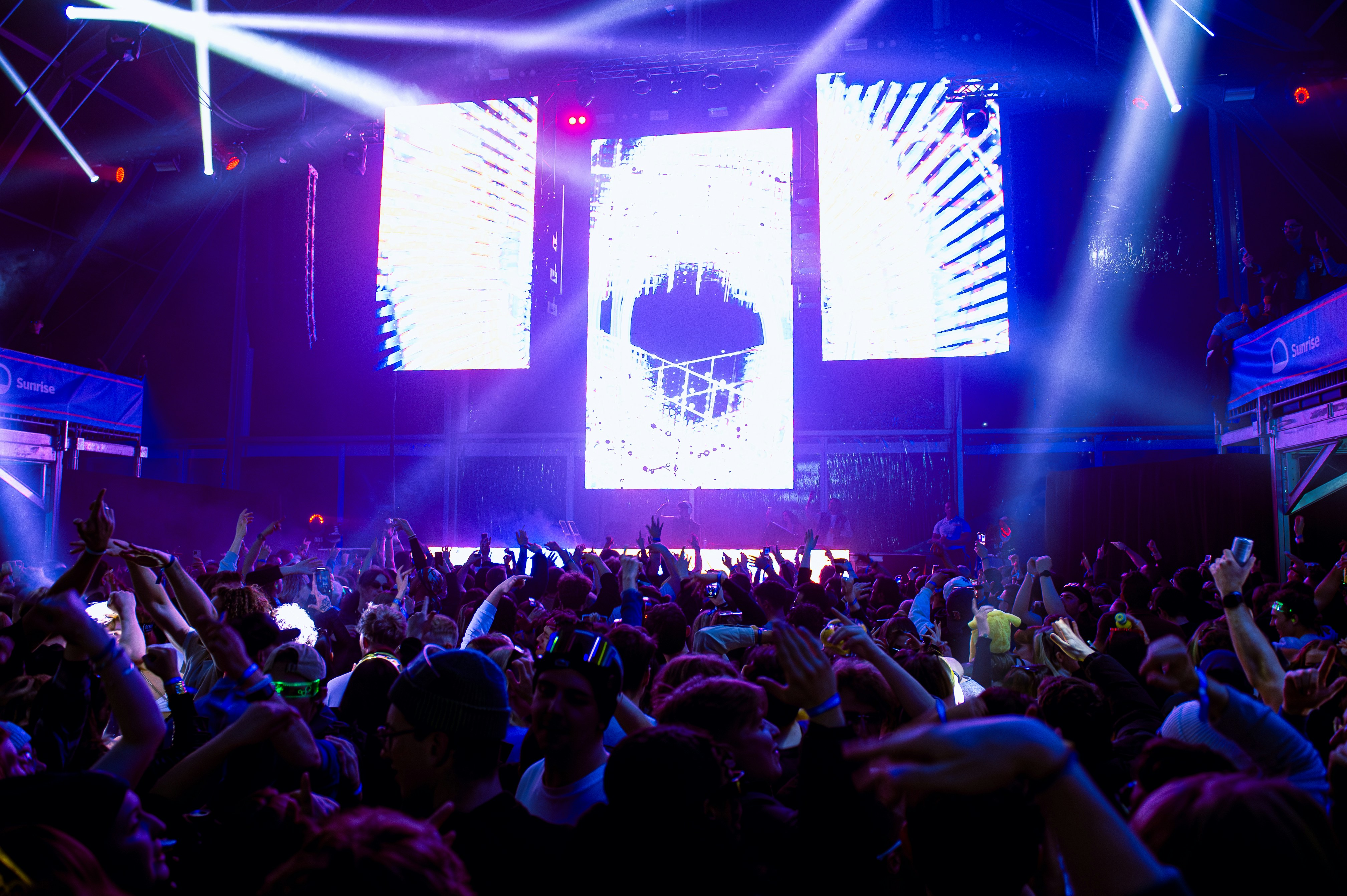 コンサート会場に大勢の人が集まる