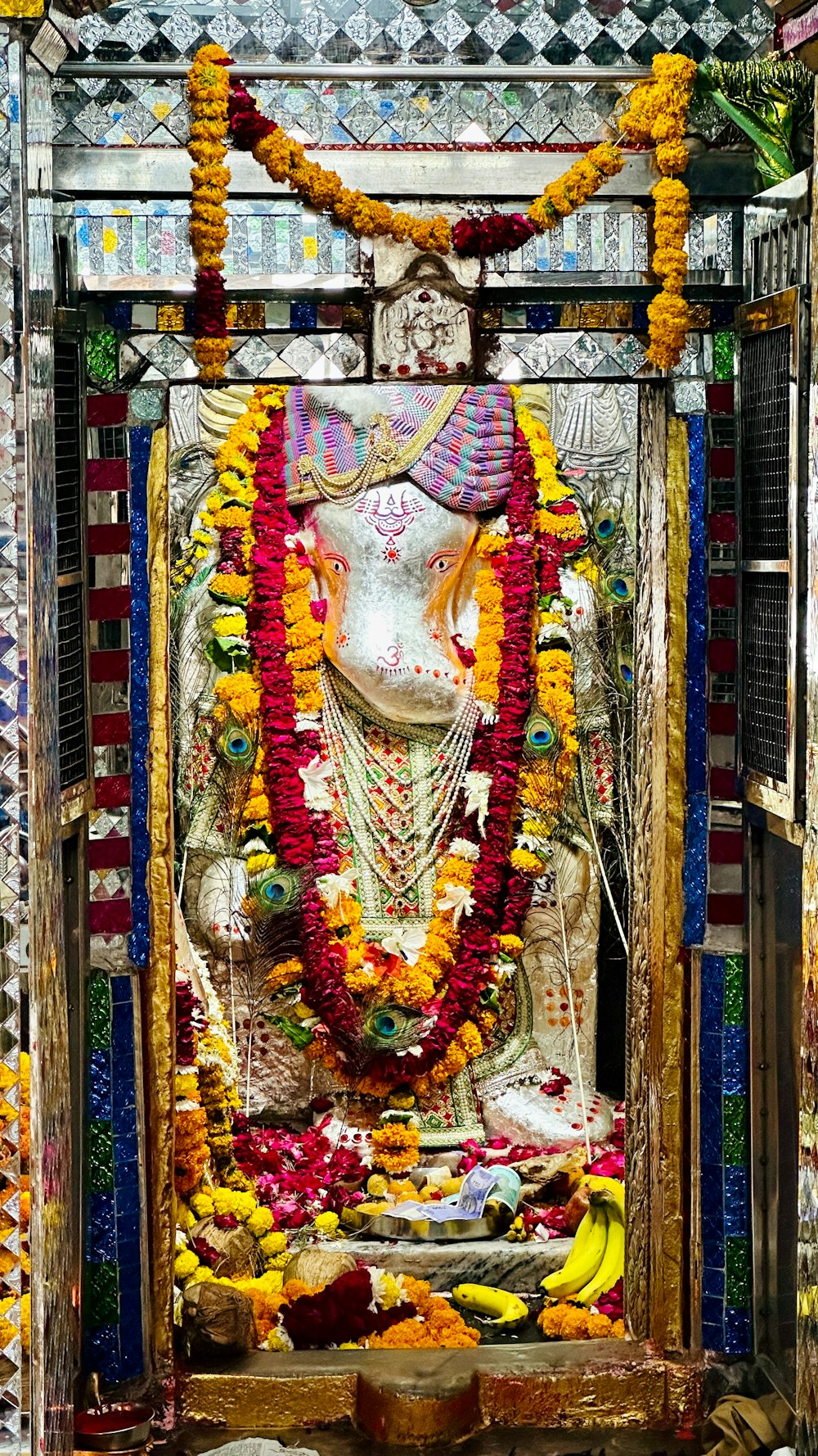 Une statue du Seigneur Ganesh dans un sanctuaire