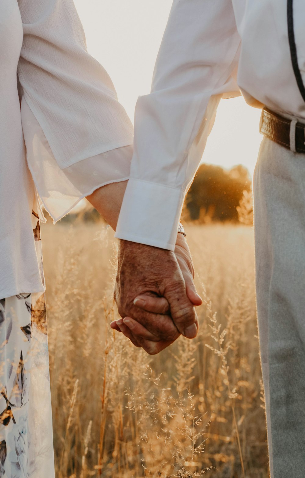 Un primer plano de dos personas cogidas de la mano