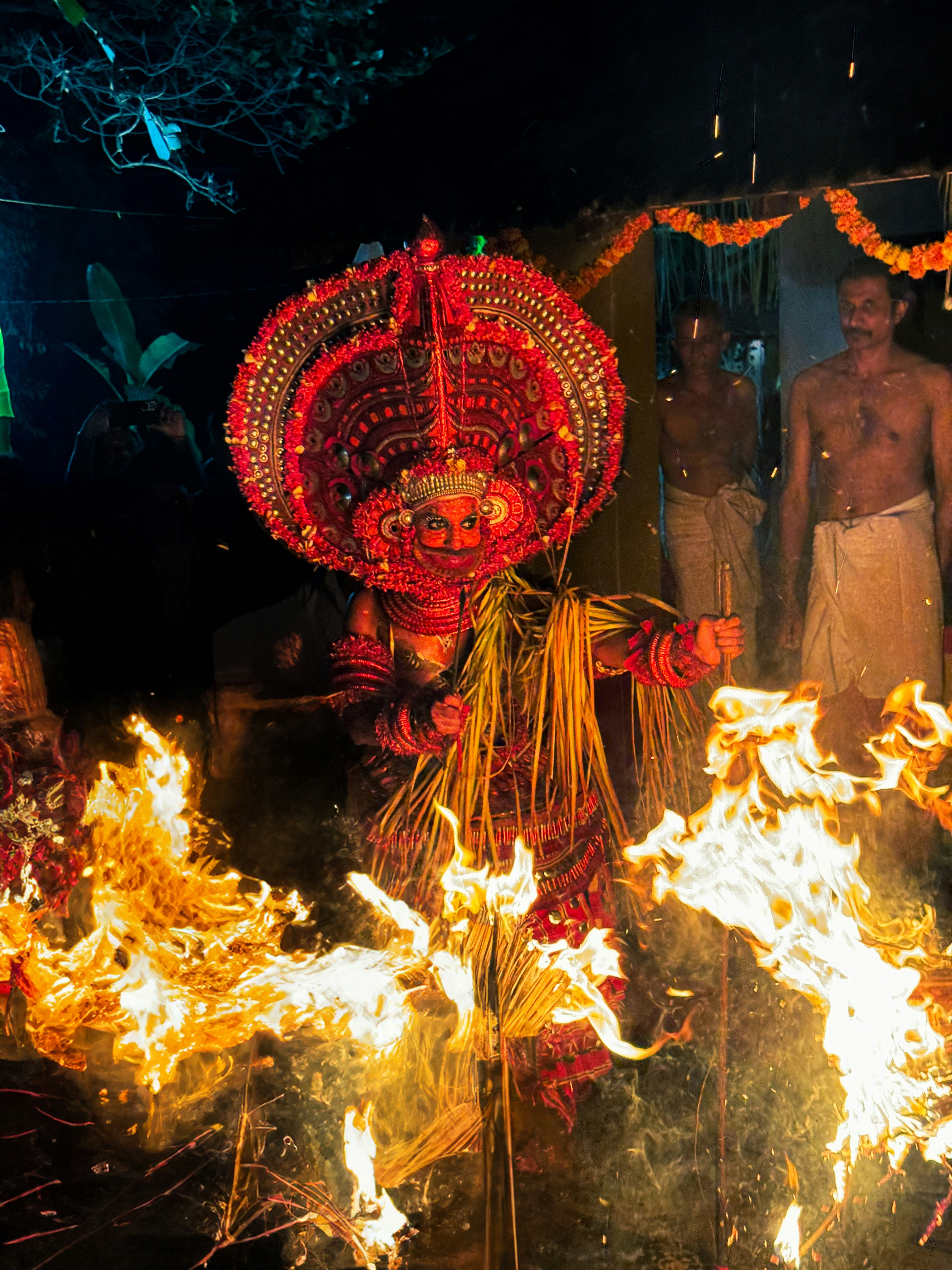 Eine Gruppe von Männern, die um eine Feuerstelle herum stehen