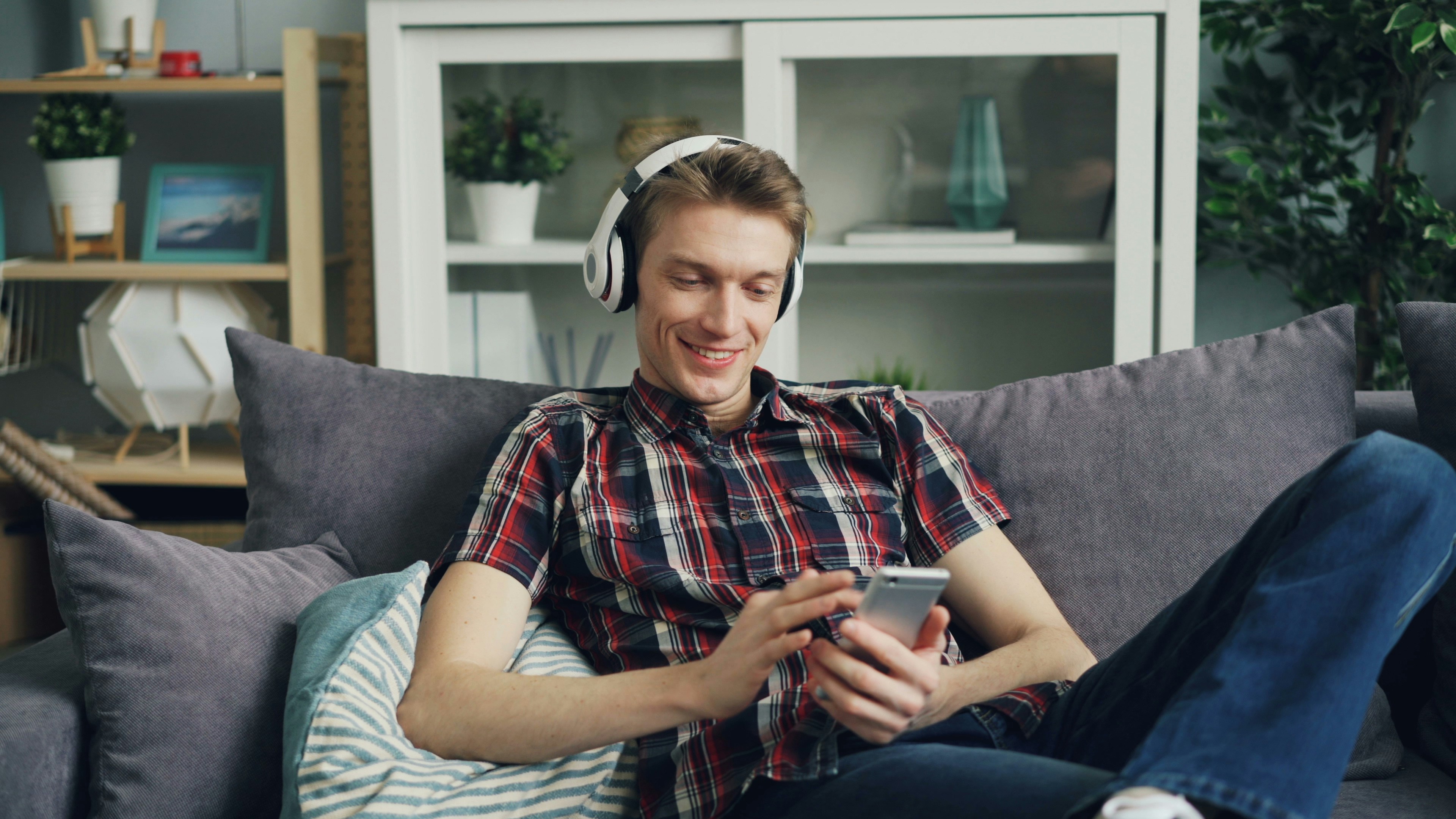 Spotify forecasts profit above estimates on user growth, price hikes