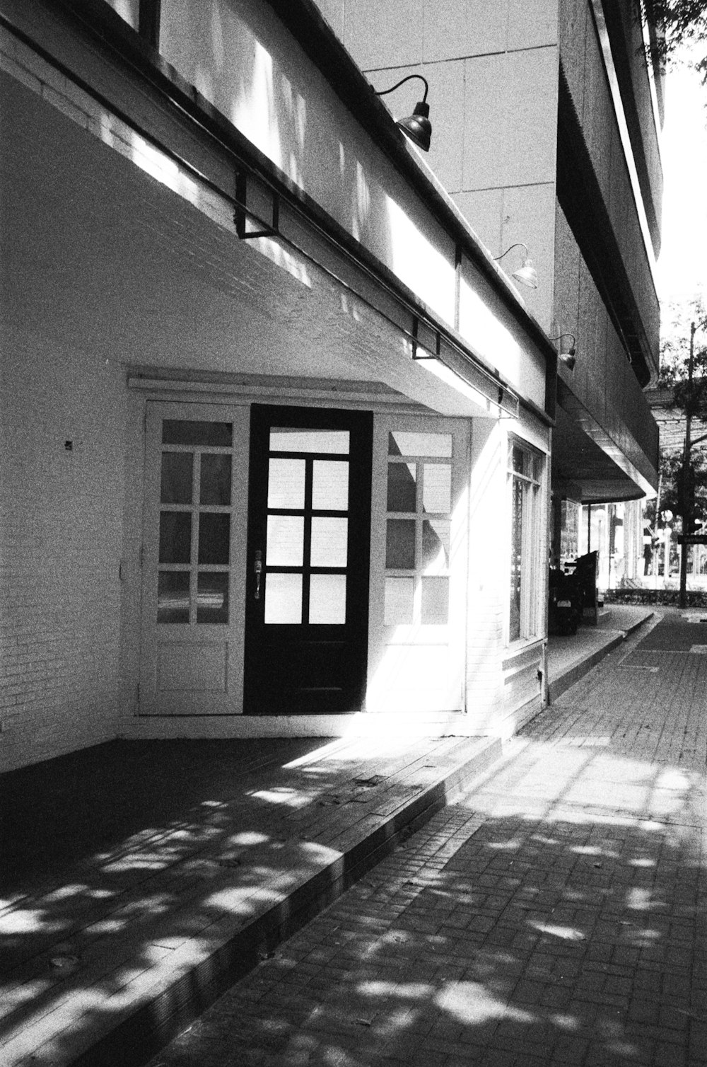 a black and white photo of a building