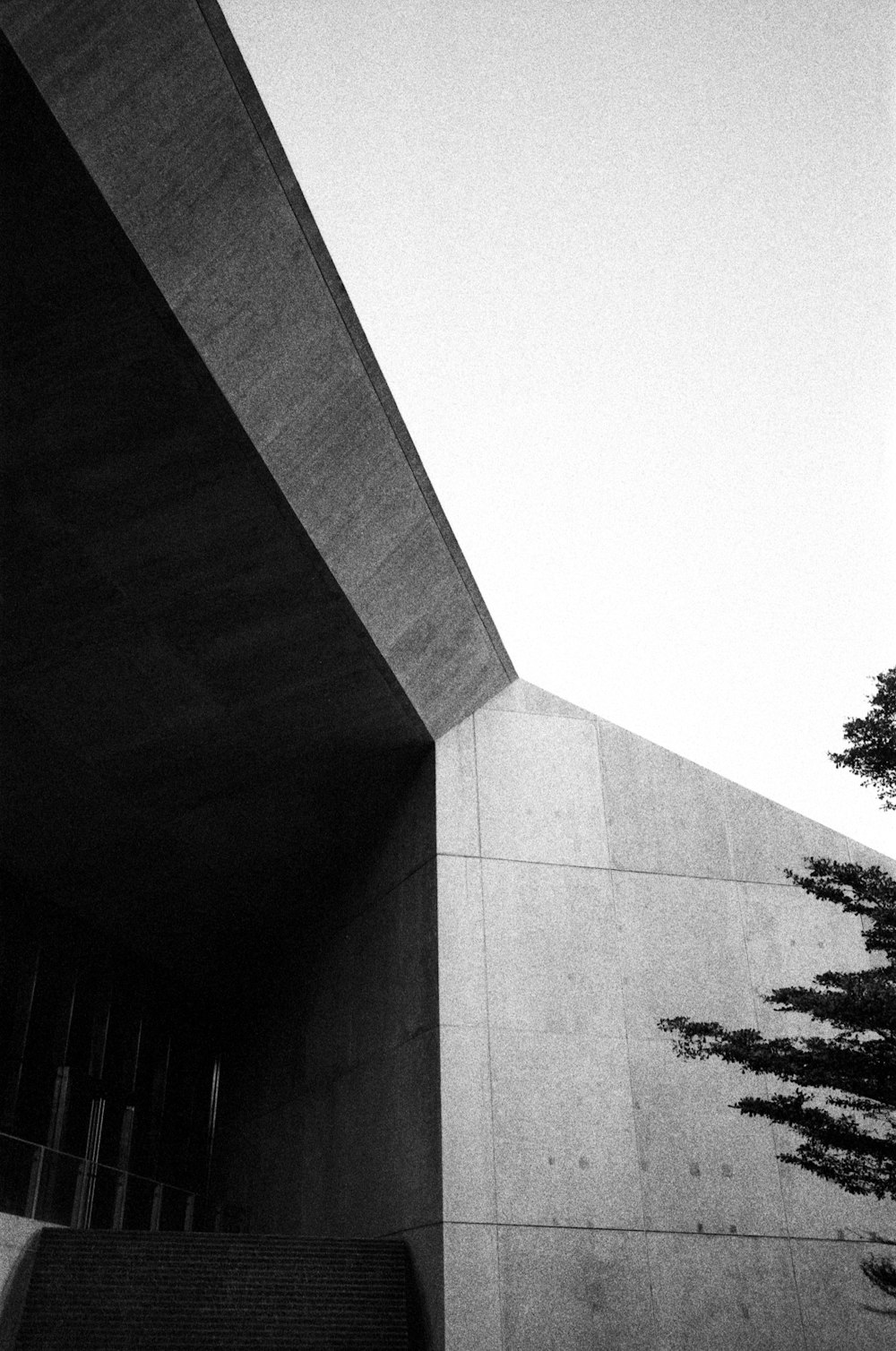 une photo en noir et blanc d’un bâtiment