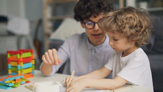psicologo infantil evaluando a un niño con trastorno