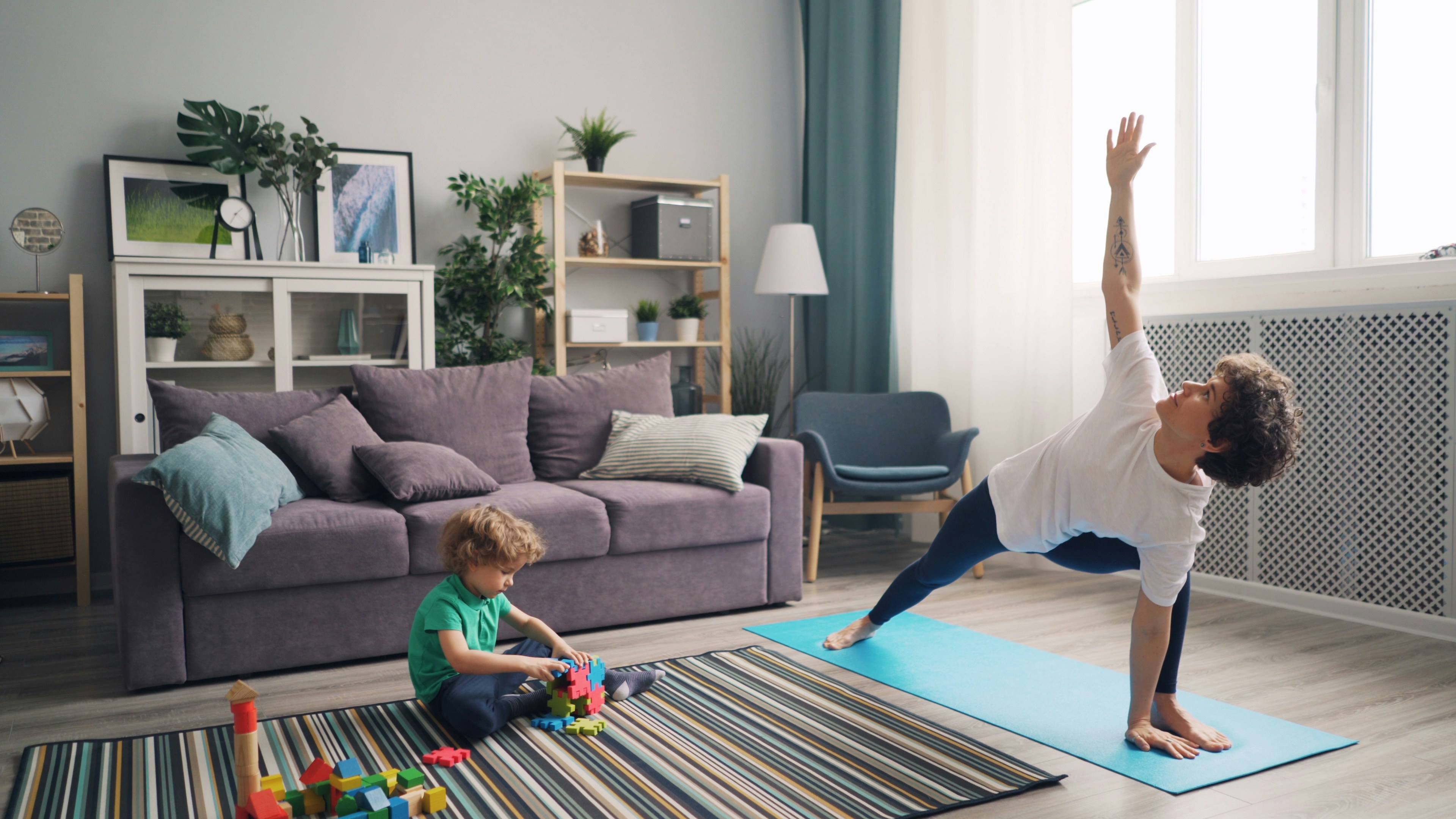 Mutter macht Yoga mit Baby