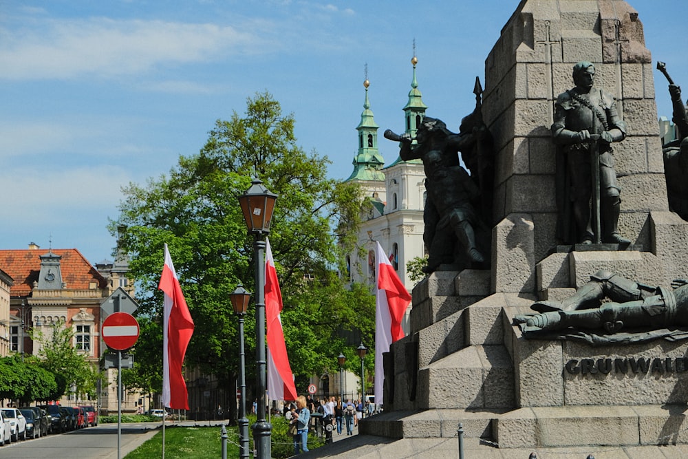 Die Statue eines Mannes auf einem Pferd auf einem Stadtplatz