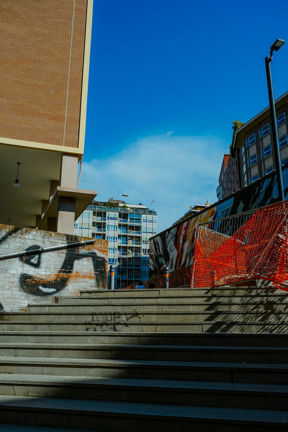 Un hombre montando una patineta por unas escaleras