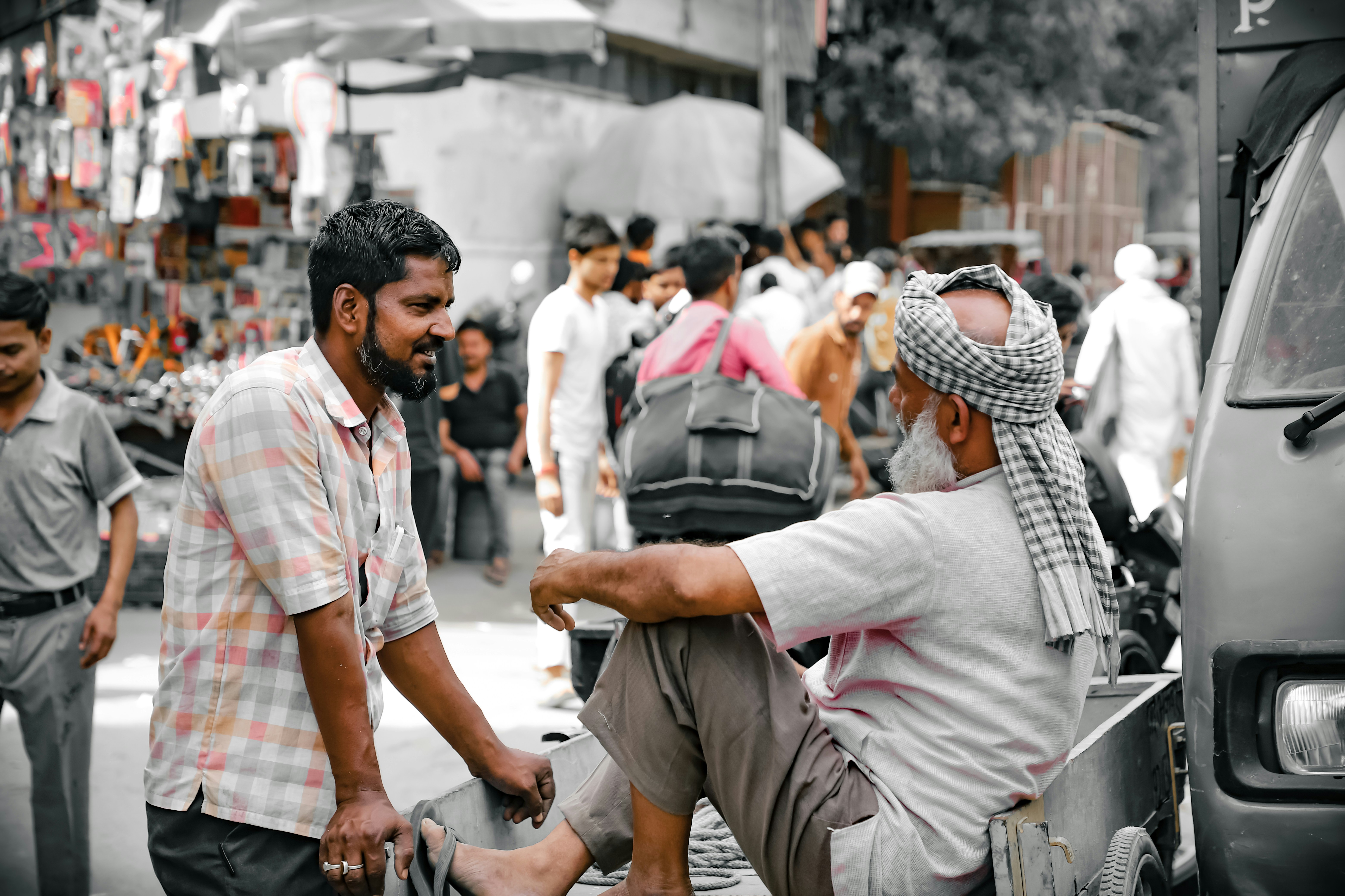 थलपति विजय एक गंभीर मुद्रा में मीडिया को संबोधित कर रहे हैं, उनके पीछे एक माइक स्टैंड है।