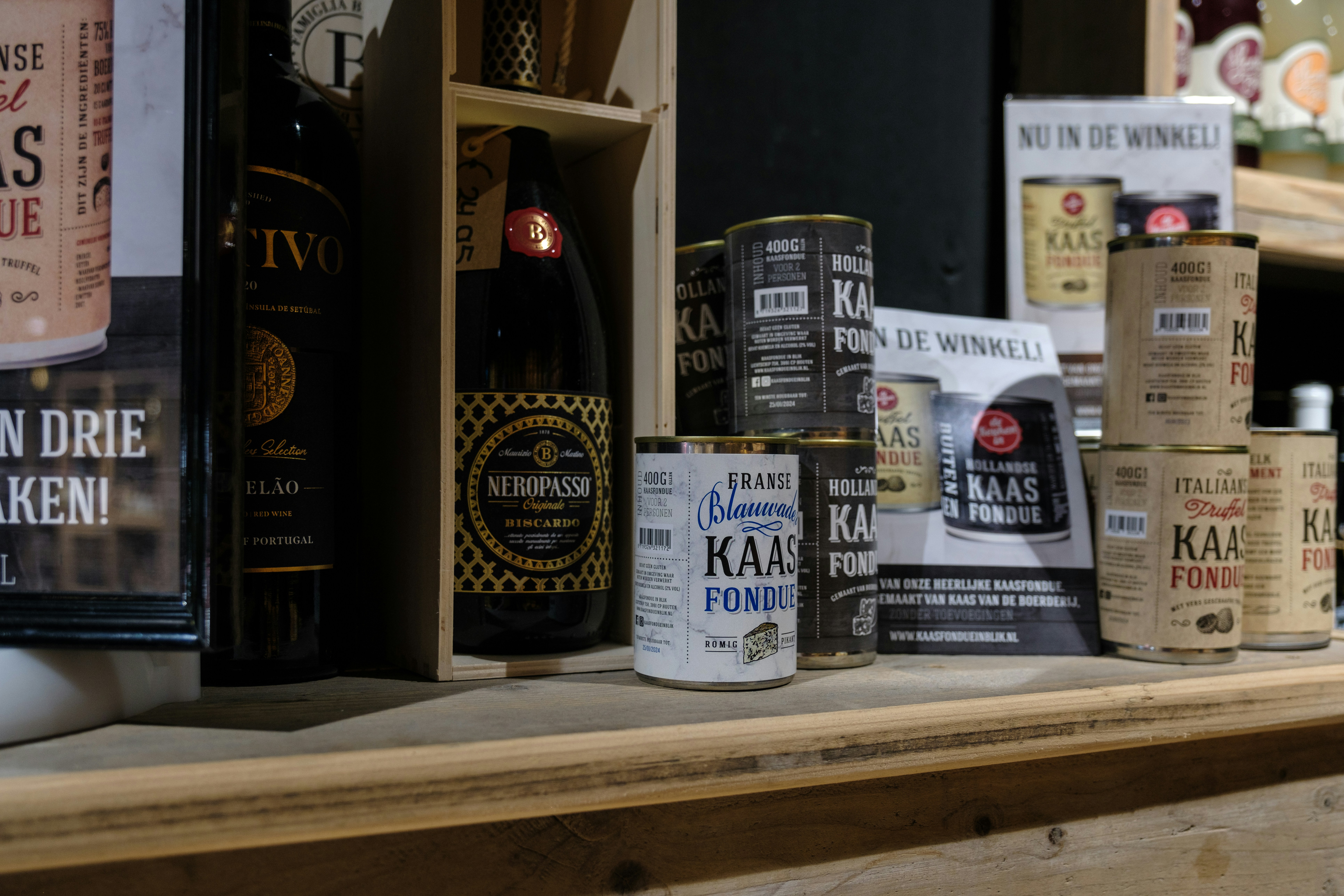rak kayu di atasnya dengan banyak botol anggur