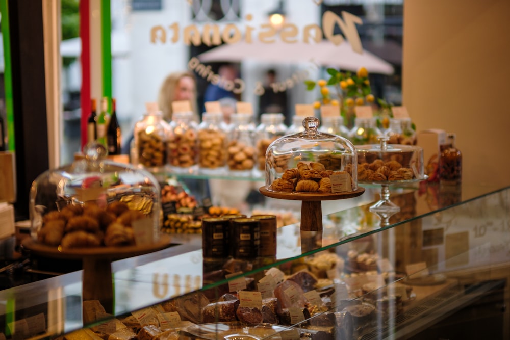 une vitrine en verre remplie de beaucoup de nourriture