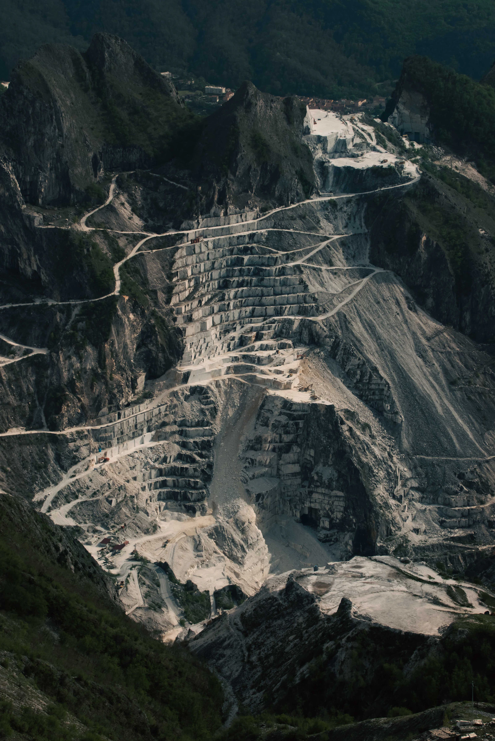 Blick über die hellen Marmorterrassen und Berge von Carrara