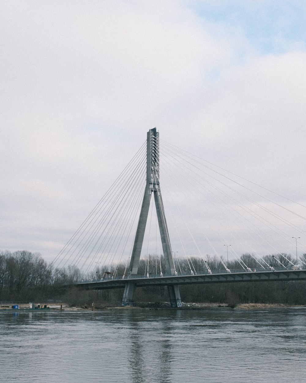 un grand pont au-dessus d’un plan d’eau