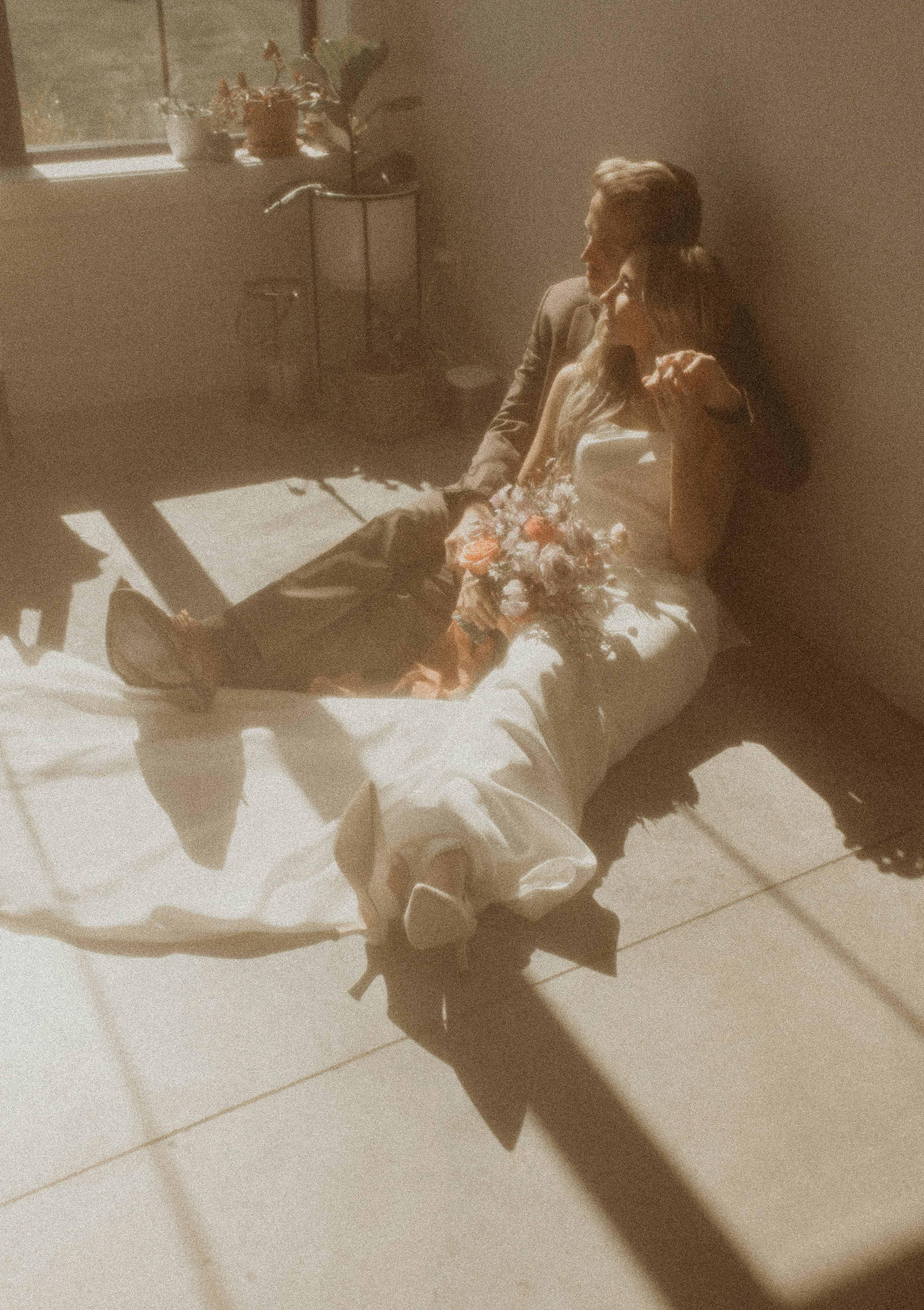 隣り合って床に座る男女