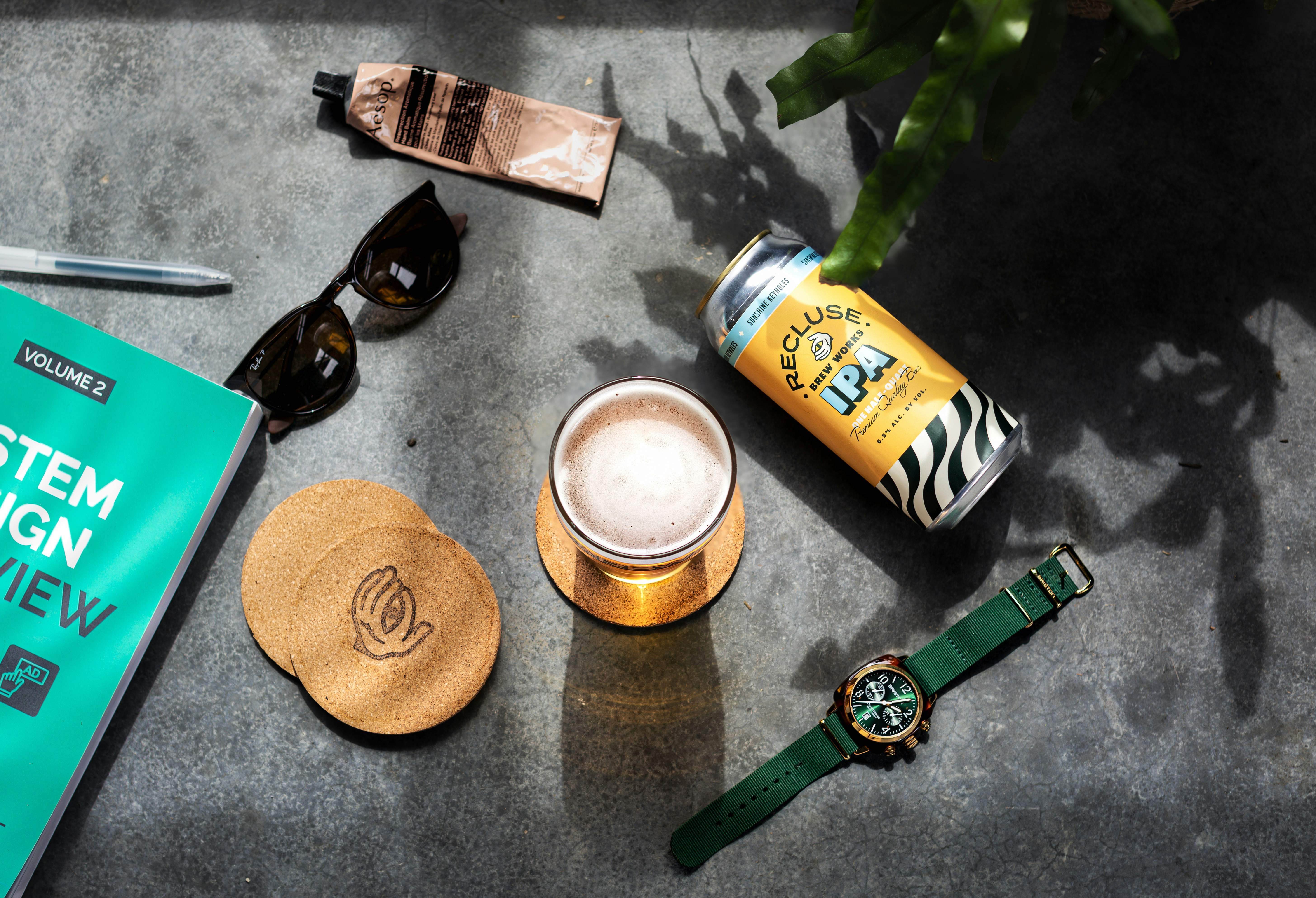 커피 한 잔과 다른 물건이 놓인 테이블