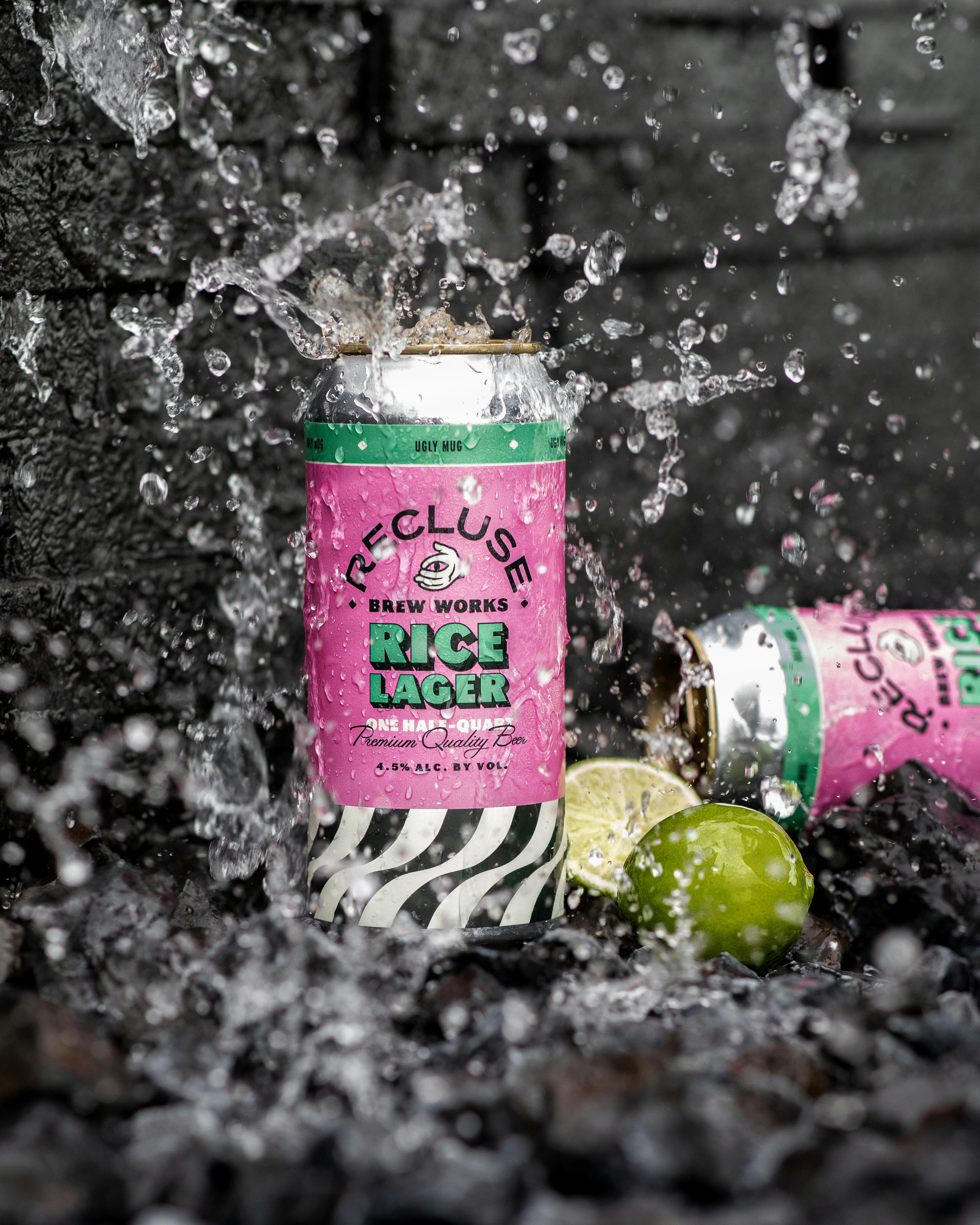 ライスラガーの缶とライムエードの缶が飛び散る