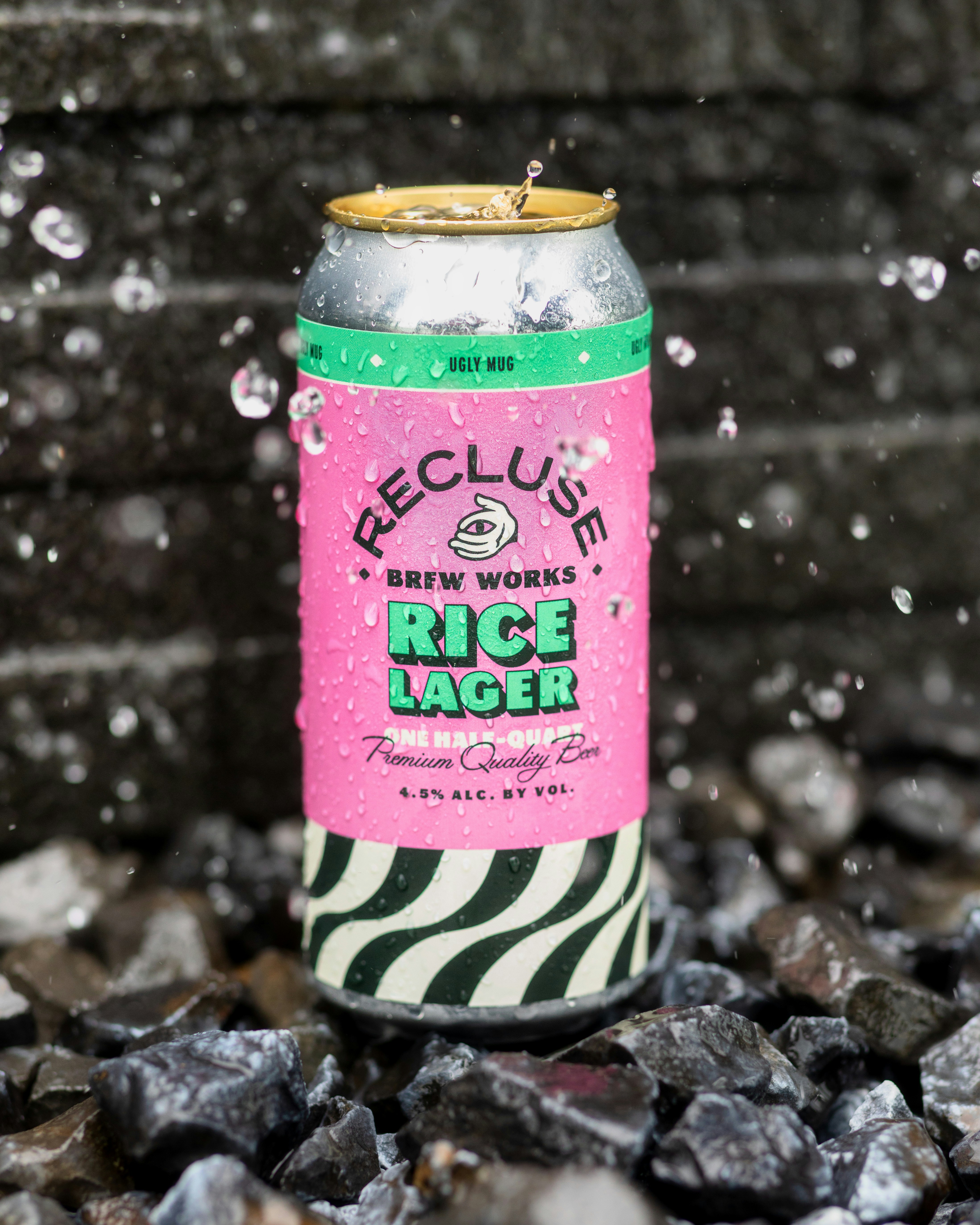 岩のベッドの上の缶ビールのクローズアップ