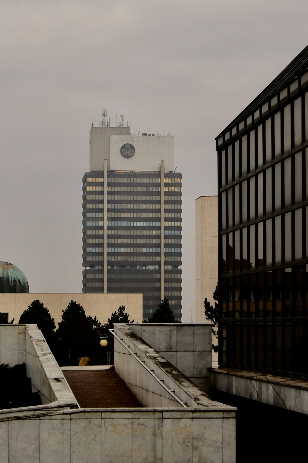 un edificio alto con un orologio in cima