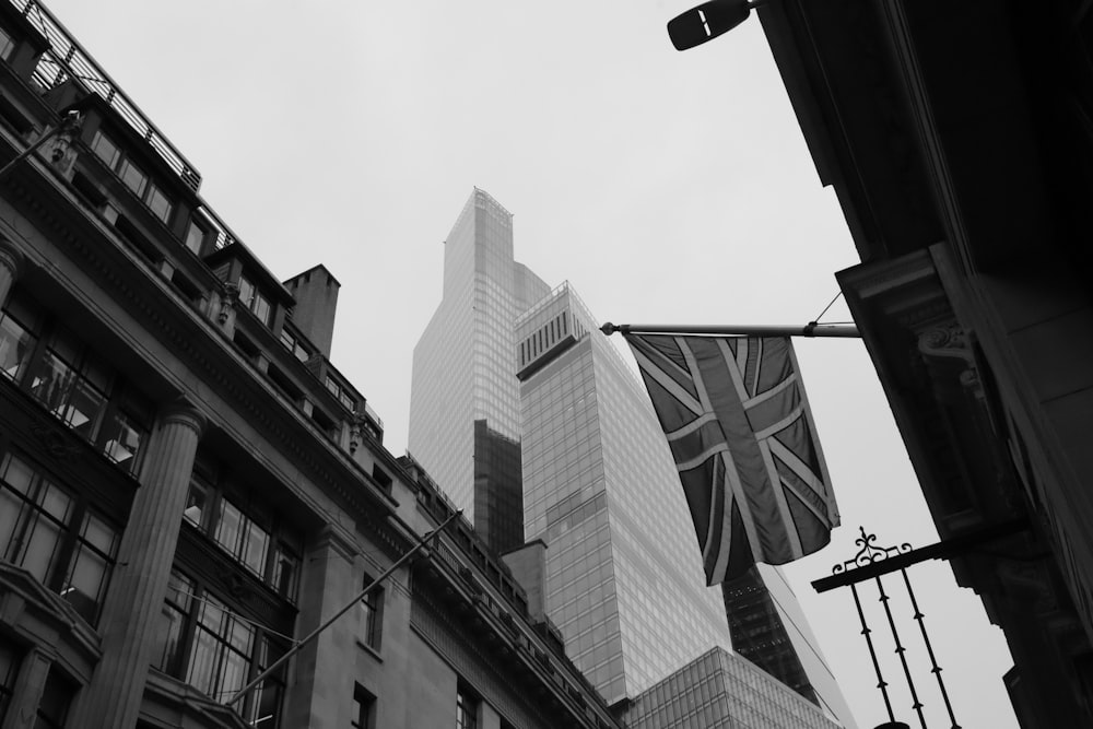 a black and white photo of a building in london