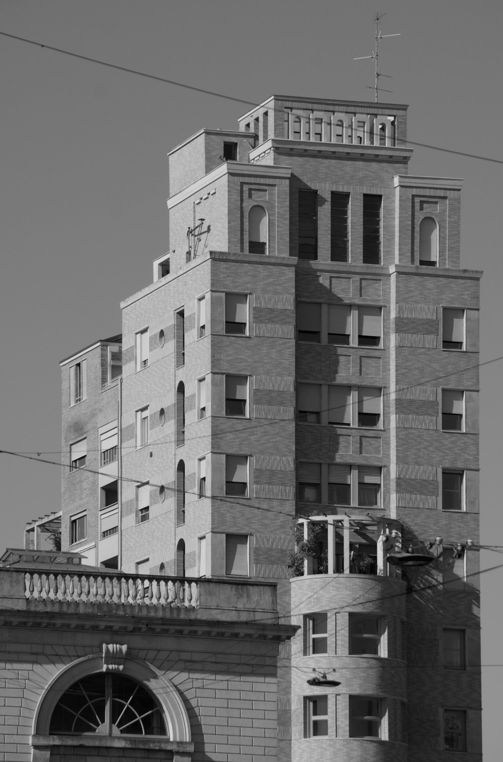 a black and white photo of a tall building