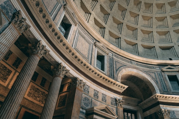 Interno del Pantheon, colonne e nicchie con le tombe