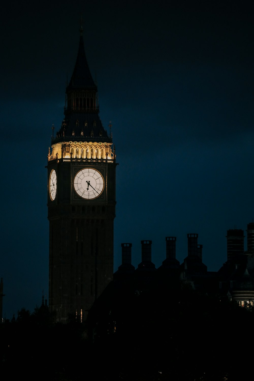 A torre do relógio Big Ben elevando-se sobre a cidade de Londres