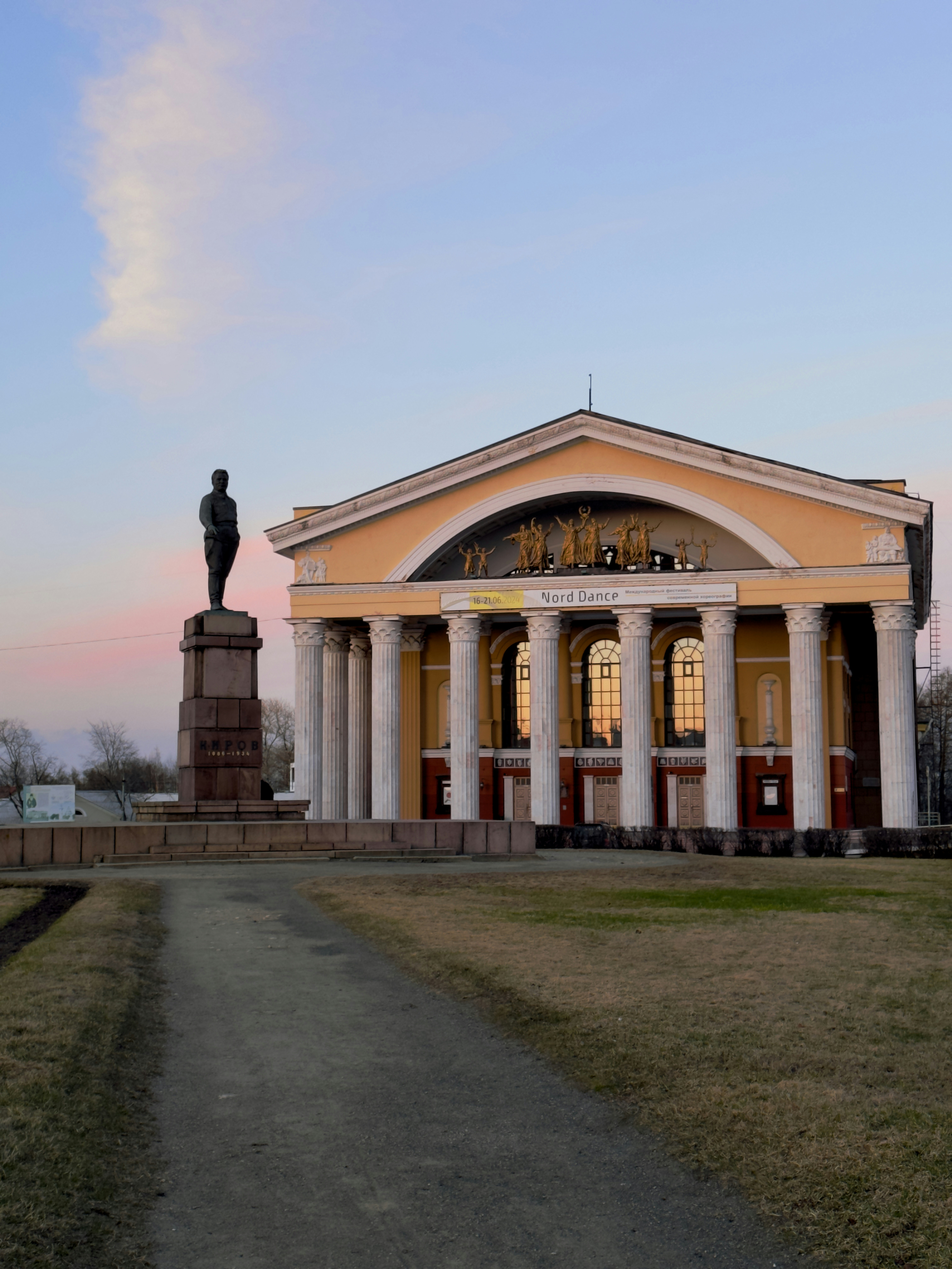 ein großes Gebäude mit einer Statue davor