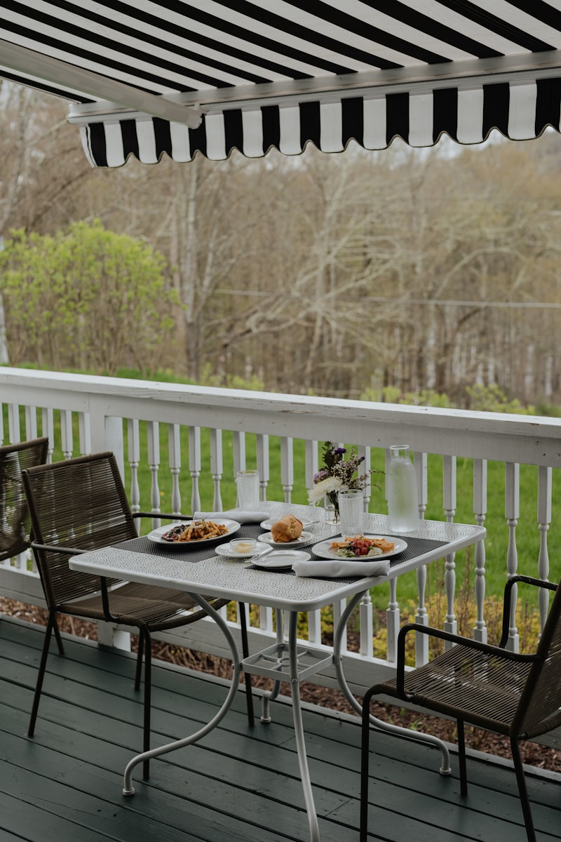 Terrasse mit Stühlen und Holzdeck