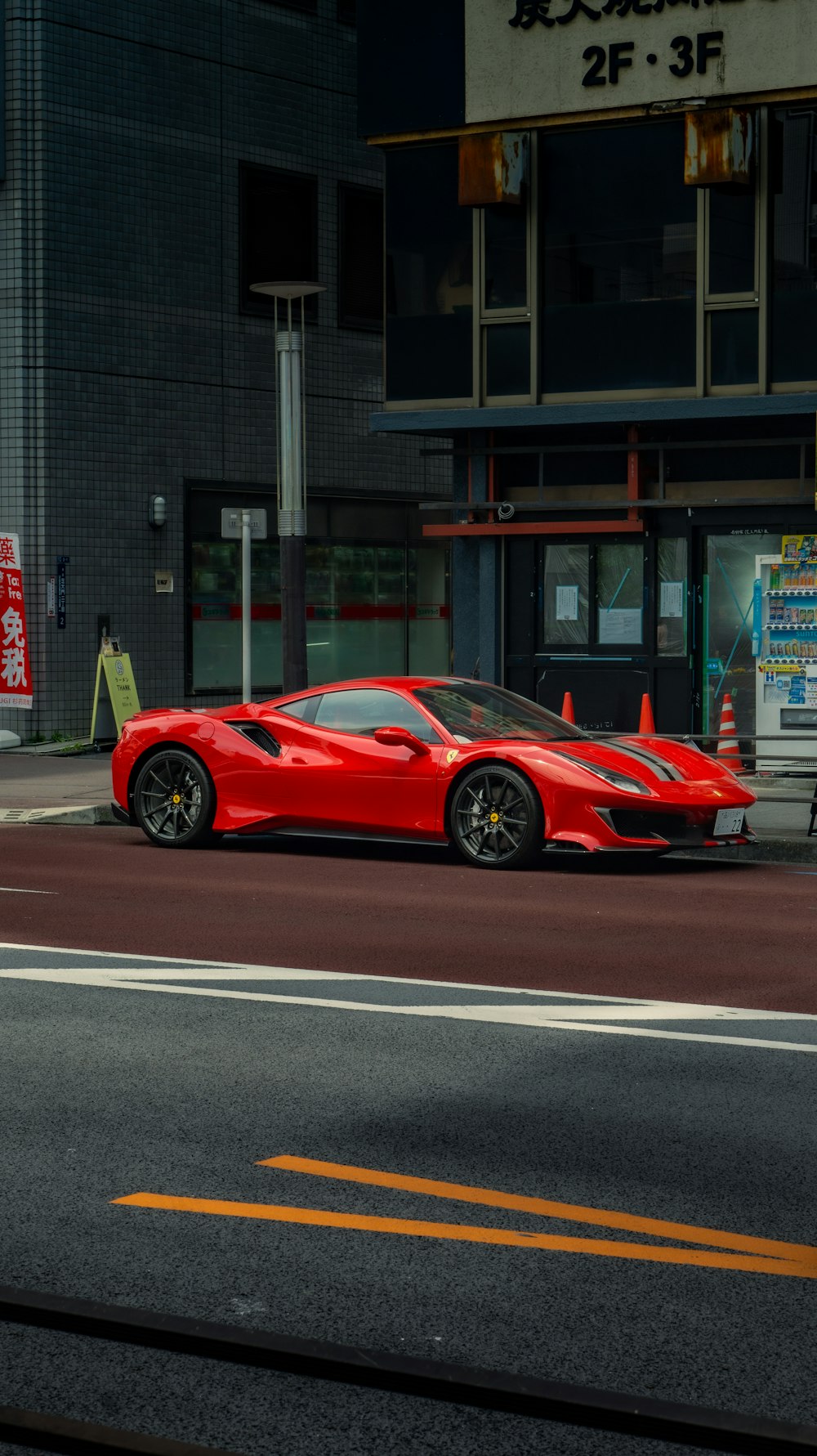 um carro esportivo vermelho estacionado na beira da estrada