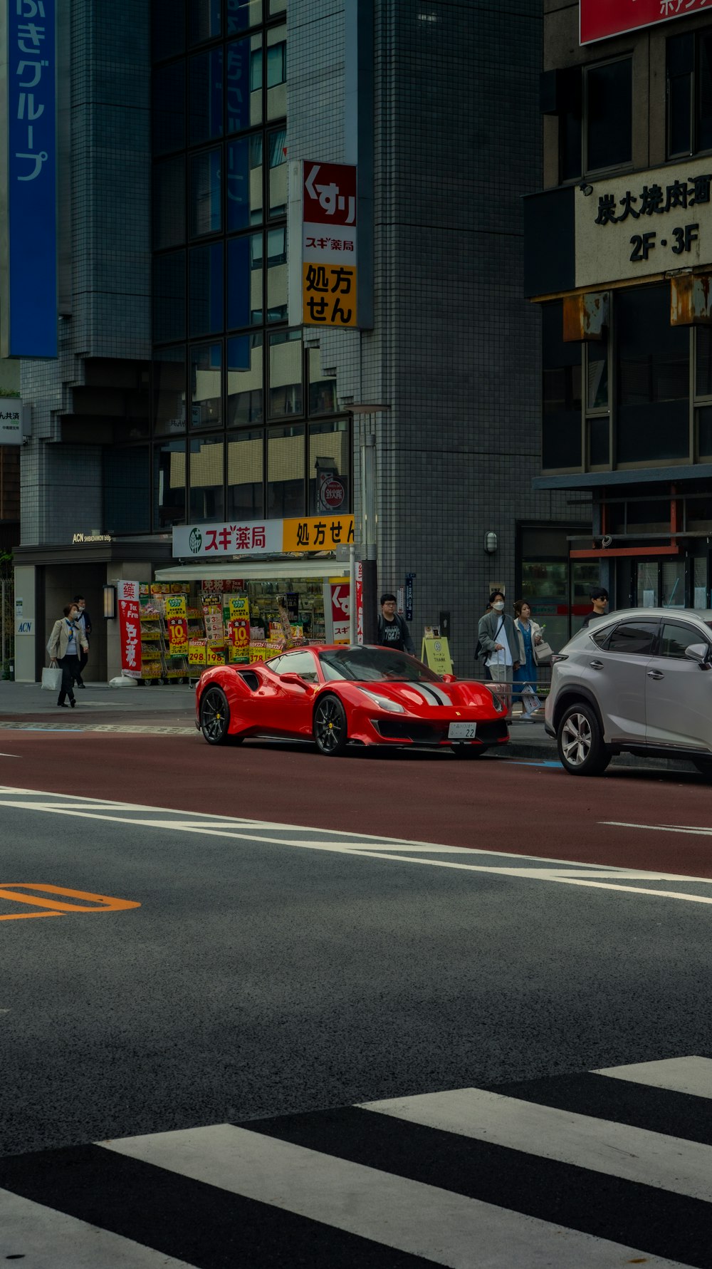 un'auto sportiva rossa parcheggiata sul ciglio della strada