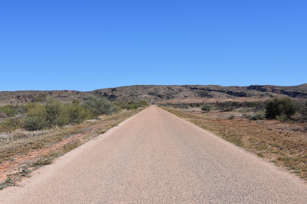 Una strada sterrata in mezzo al deserto