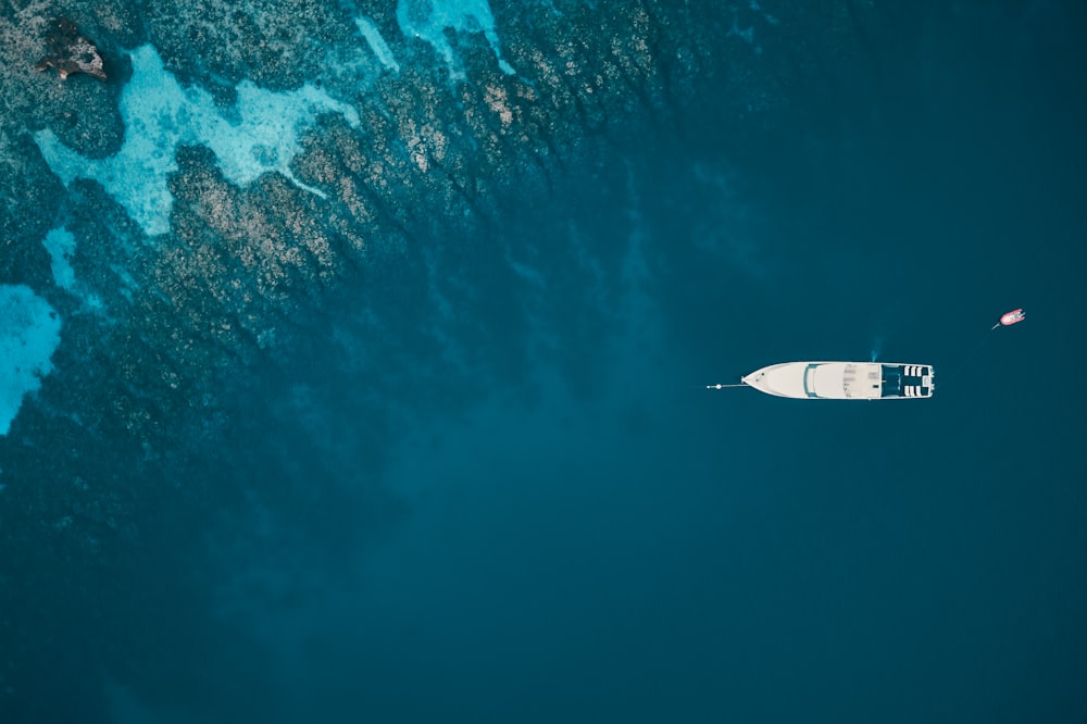 Una veduta aerea di una barca nell'oceano
