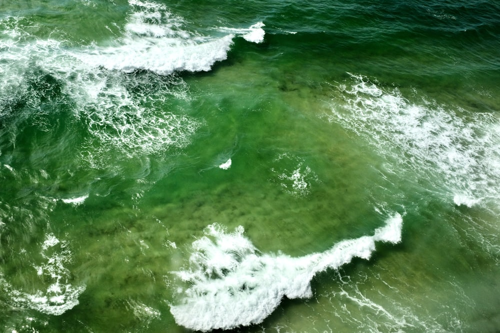 Una vista aérea de un cuerpo de agua con olas