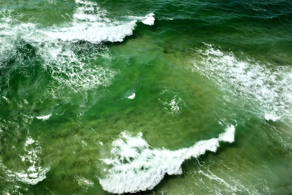 uma vista aérea de um corpo de água com ondas