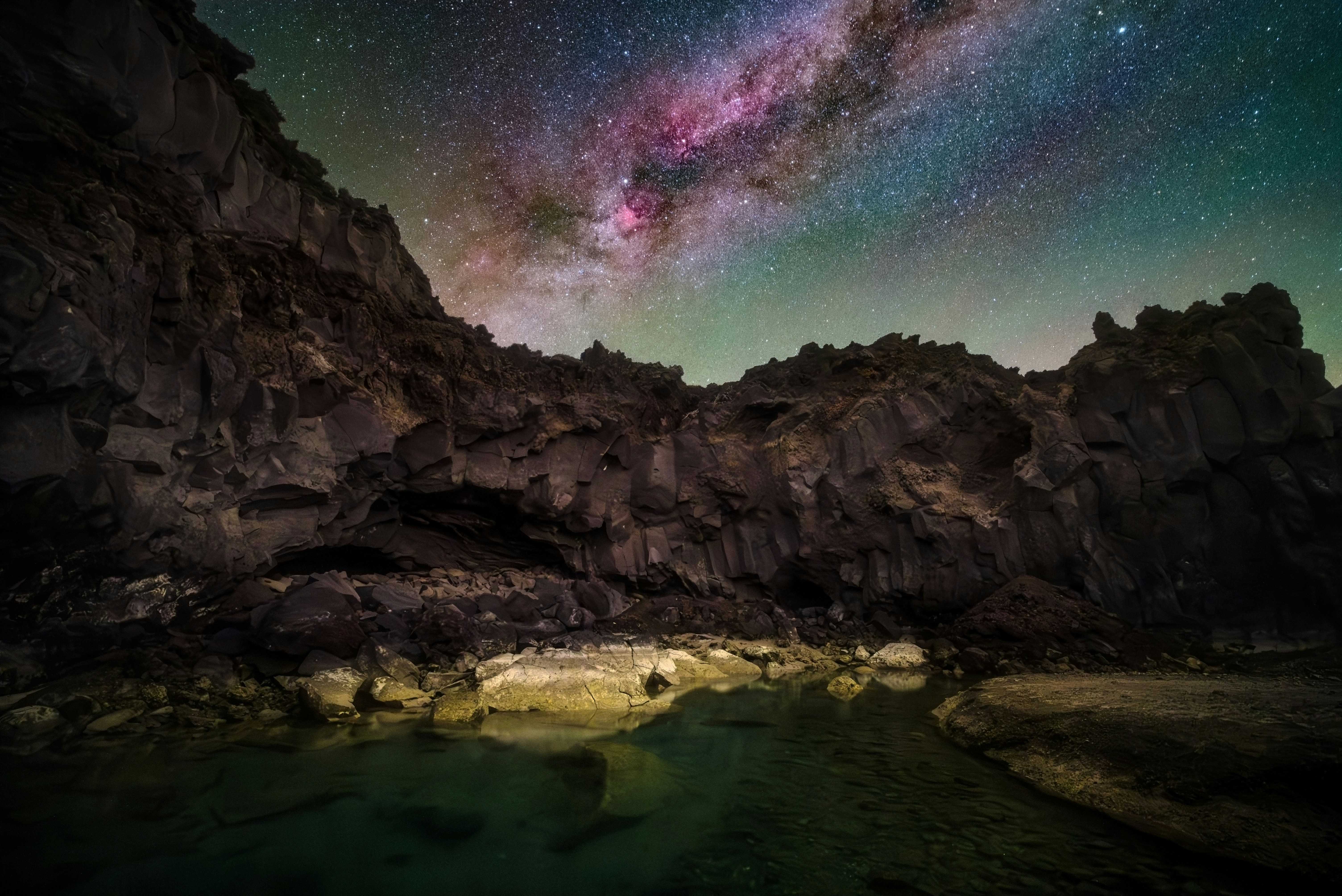 밤하늘은 별과 유백색으로 가득 차 있습니다.