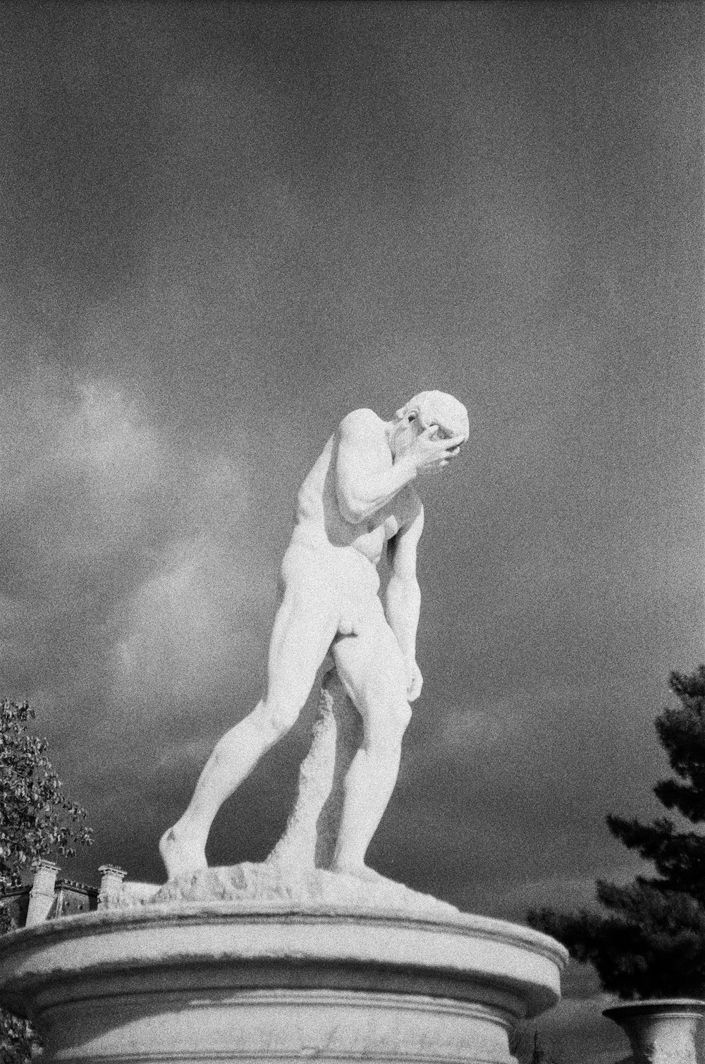 una foto in bianco e nero di una statua