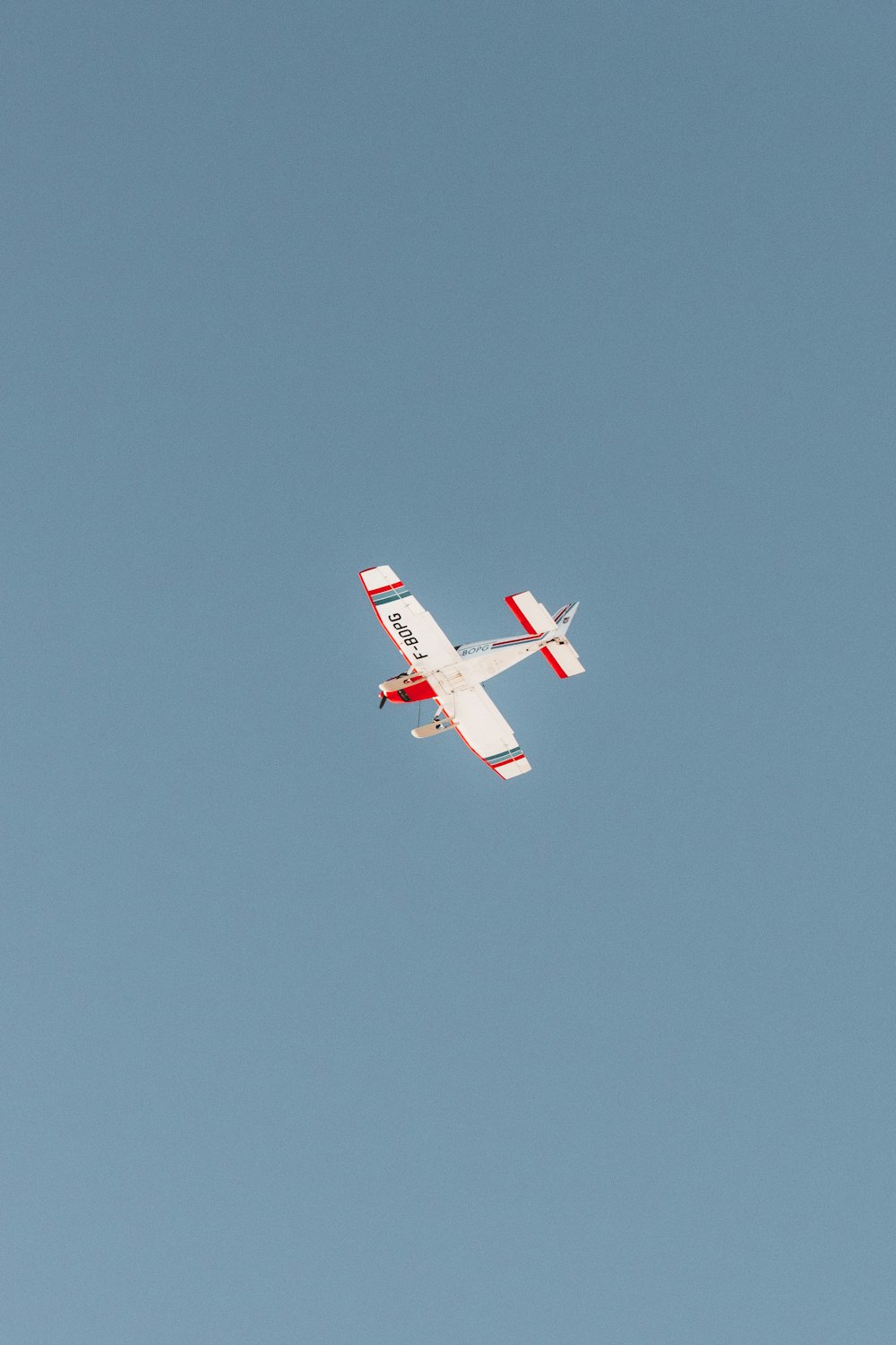 una avioneta volando a través de un cielo azul